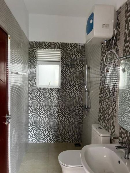 Bathroom - 2 BR Apartment for sale in Athurugiriya 
