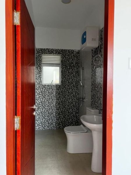 Bathroom - 2 BR Apartment for sale in Athurugiriya 