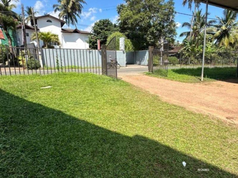 Land with house for sale in Piliyandala