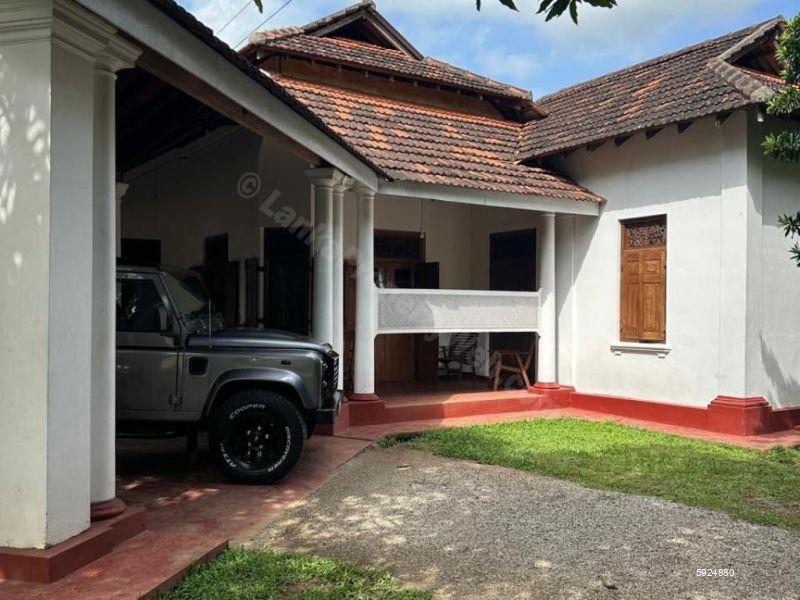 Land with house for sale in Piliyandala