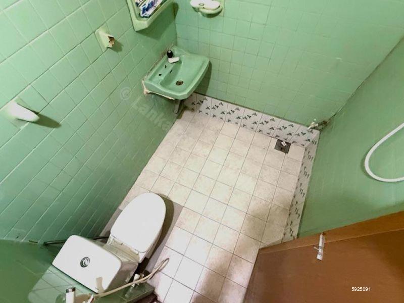Bathroom - House for rent in Boralesgamuwa