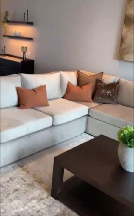 Living Room - 3 Bedroom Apartment for Rent in Luna Tower, R81659
