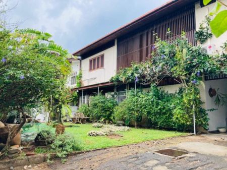 Exterior - Colombo 5 spacious house is available for lease with Antique furniture.