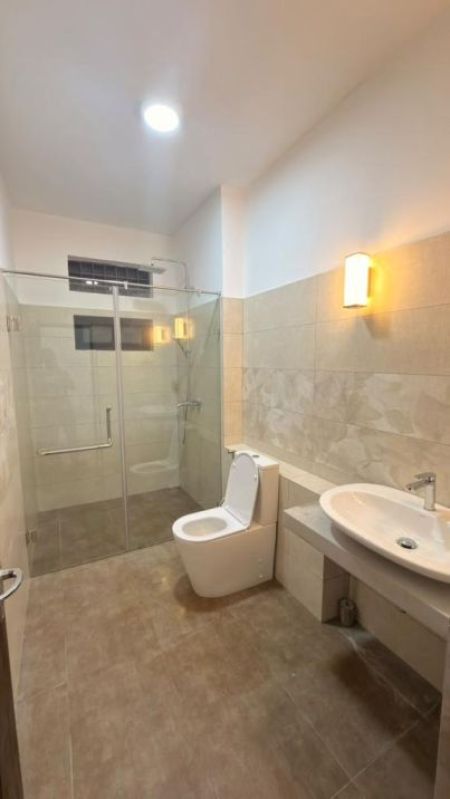 Bathroom - House For Rent – Barnes Place, Colombo 07