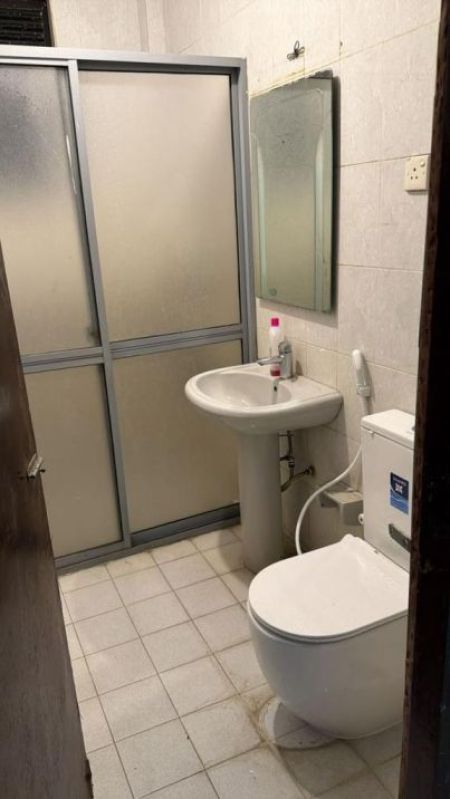 Bathroom - Spacious 3-Bedroom Apartment for Rent in Colombo 04 / LKR 250,000 Monthly (EM011AM)