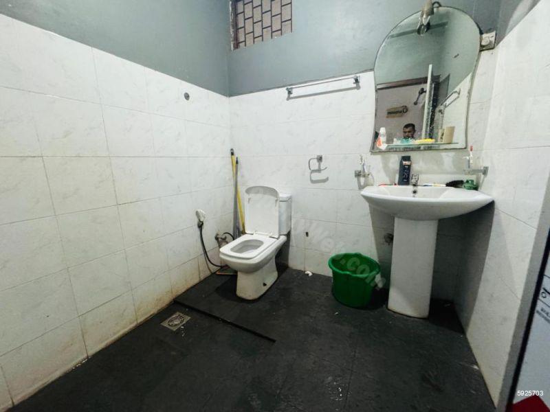 Bathroom - House for rent in Moratuwa