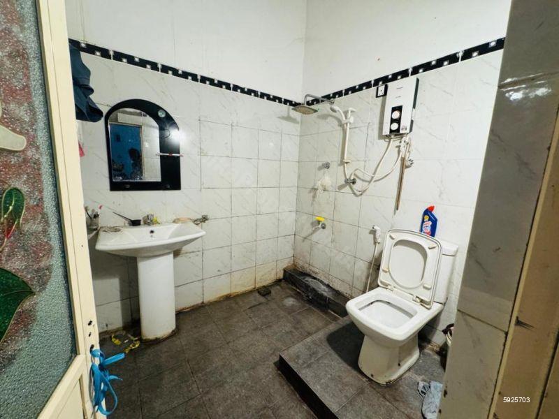 Bathroom - House for rent in Moratuwa