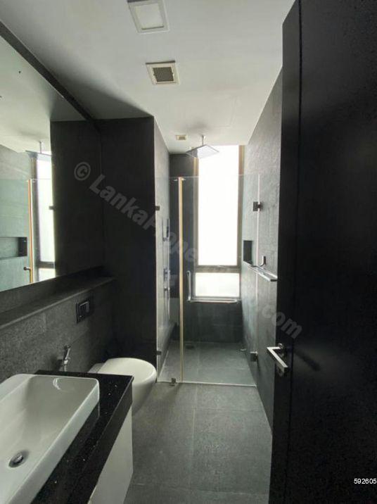 Bathroom - Apartment for rent in Colombo 7