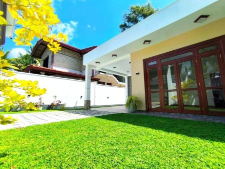 Exterior -  Stunning Three-Storey Luxury Home for Sale – Athurugiriya