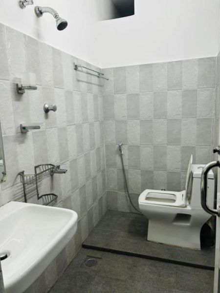 Bathroom - 6 Bedroom Furnished House for Rent - Colombo 6 | LKR 800,000 Per Month (EM907)