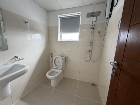 Bathroom - Luxury 3 BR Apartment for rent in Nugegoda 