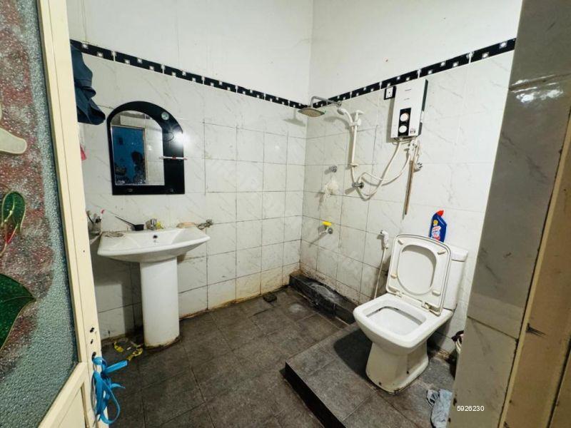 Bathroom - House for rent in Moratuwa