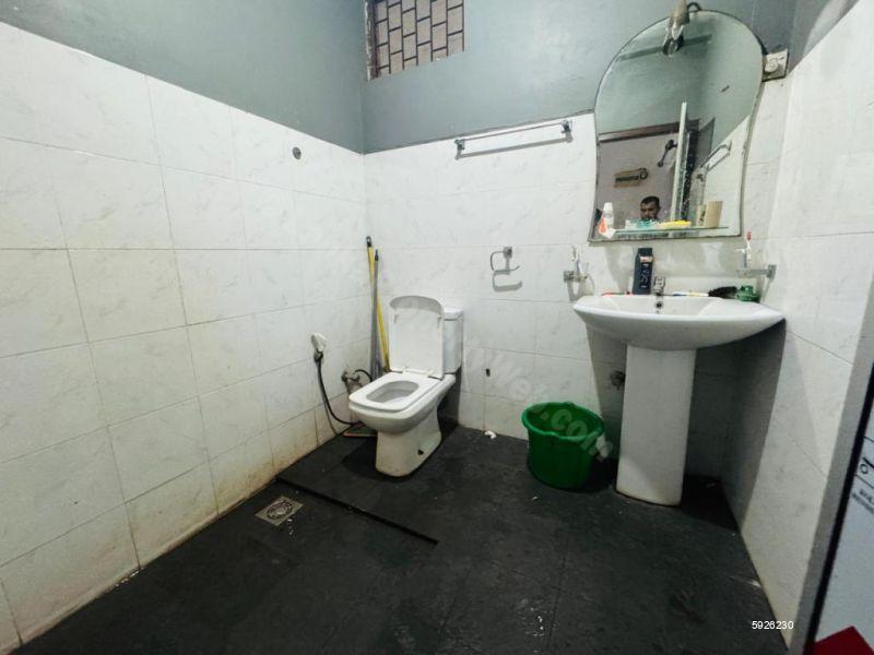 Bathroom - House for rent in Moratuwa