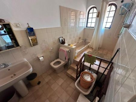 Bathroom - 6 Bedroom Land with Old House for Sale - Colombo 7, Bauddhaloka Mawatha | LKR 264.7 Million (EM917)