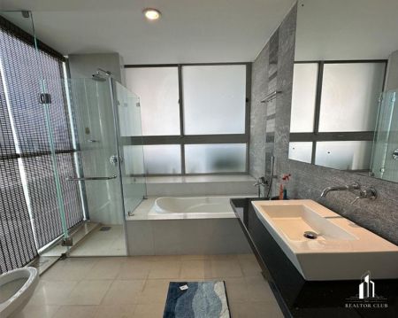 Bathroom - The Emperor - 02 Bedroom Apartment for Rent - Fully Furnished - Sea View - Colombo 03