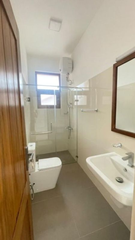 Bathroom - 4 Bedroom Luxury Brand New House for Rent - Pelawatte, Battaramulla, Liyanage Mawatha | LKR 400,000 Per Month (EM920)