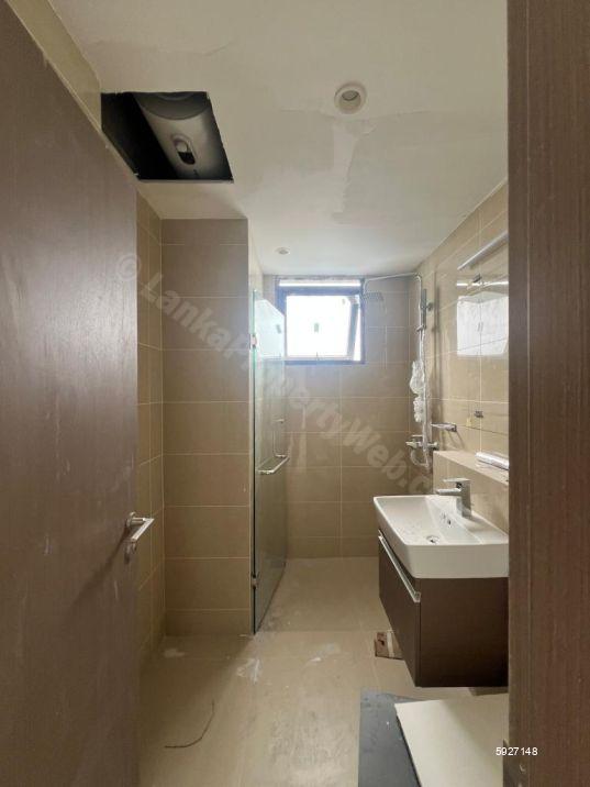 Bathroom - Apartment for rent in Colombo 15