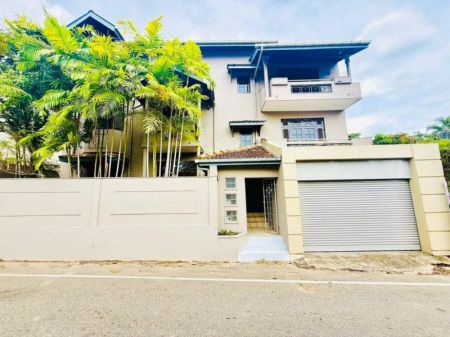 Exterior - Battaramulla Spacious 3-Storey House for Rent 