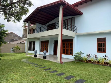 Exterior - Modern 4 Bedroom House for Rent at Mount Lavinia| LKR 300,000/ Month (EM041AC)