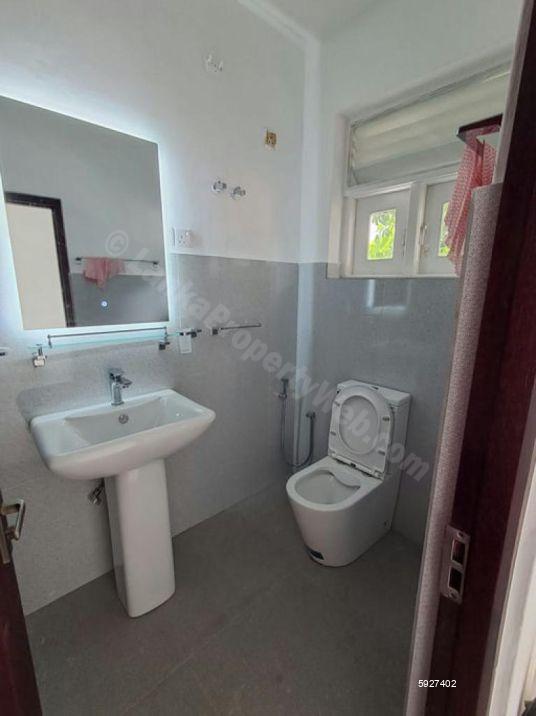 Bathroom - House for rent in Colombo 7