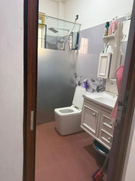 Bathroom - Pitakotte Rajamaha Vihara Road 04 Bed Room House on 8.9 Perches of Land for Sale 
