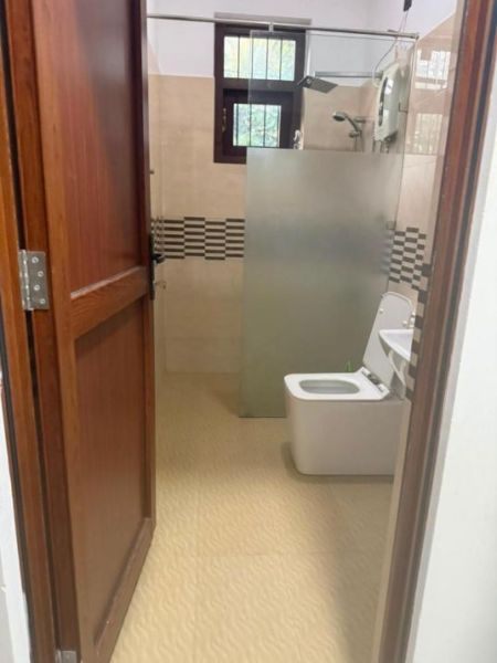 Bathroom - Pitakotte Rajamaha Vihara Road 04 Bed Room House on 8.9 Perches of Land for Sale 