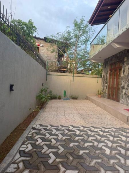 Exterior - Pitakotte Rajamaha Vihara Road 04 Bed Room House on 8.9 Perches of Land for Sale 