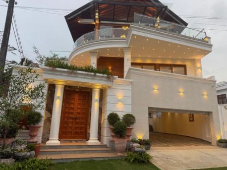 Exterior - Luxury House for Sale in Battaramulla – PDH371