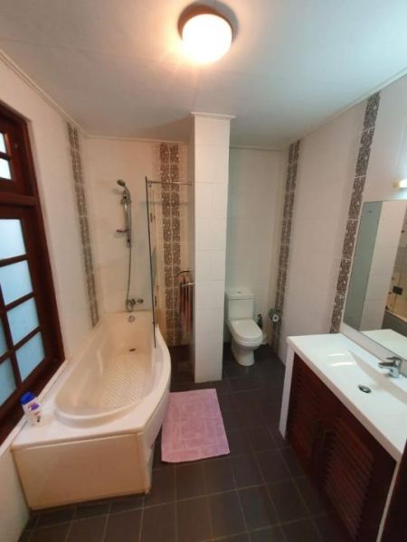 Bathroom - Fully Furnished 2 Bedroom Upstairs Unit for Rent at Mount Lavinia / LKR 315,000 (Negotiable) (EM226RN)