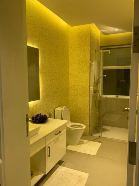 Bathroom - Ultra-Luxury 4-Storey Residence with Rooftop Bar for Rent at Rajagiriya / LKR 2,000,000 (EM015MI)