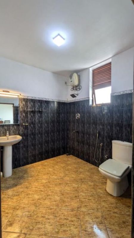 Bathroom - Luxury 4 Bedroom House for Sale at Gothatuwa New Town, Colombo | LKR 48.5 Million (Negotiable) (EM049AC)
