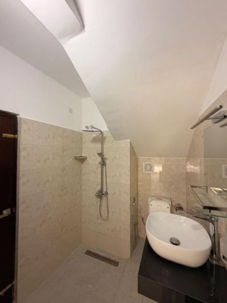 Bathroom - Spacious 6 Bedroom Three-Storey House for Rent at Papiliyana / LKR 450,000 (Negotiable) (EM228RN)