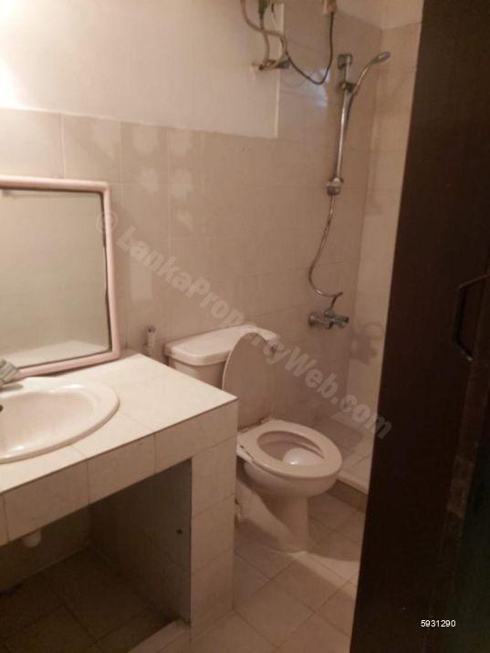 Bathroom - House for rent in Colombo 5