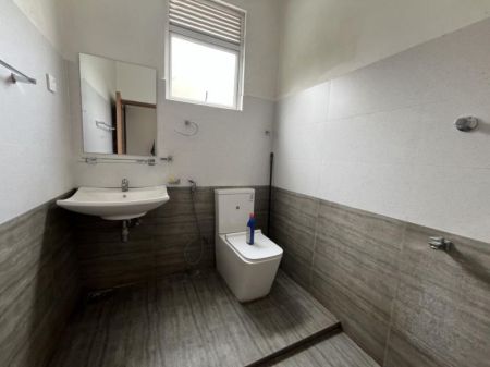 Bathroom - 1,615 sqft, 04 Bedroom house built on 6.07 perch land for sale in Mulleriyawa (HSS166)