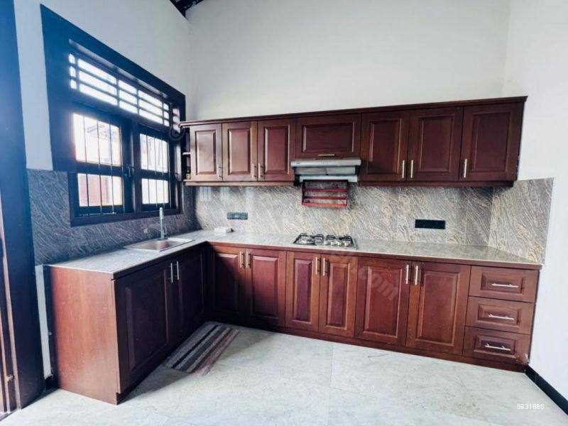 Kitchen - House for sale in Athurugiriya