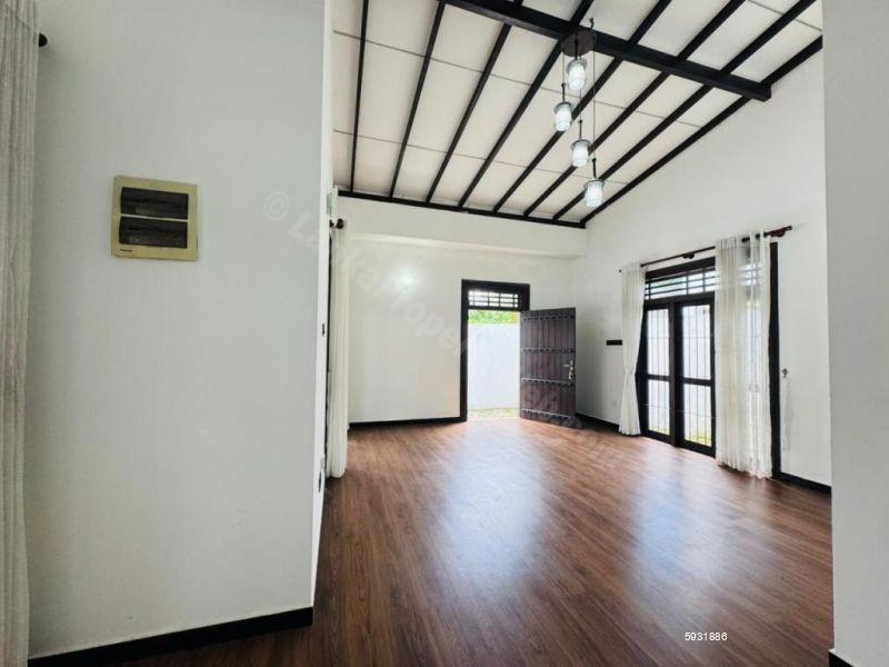 House for sale in Athurugiriya