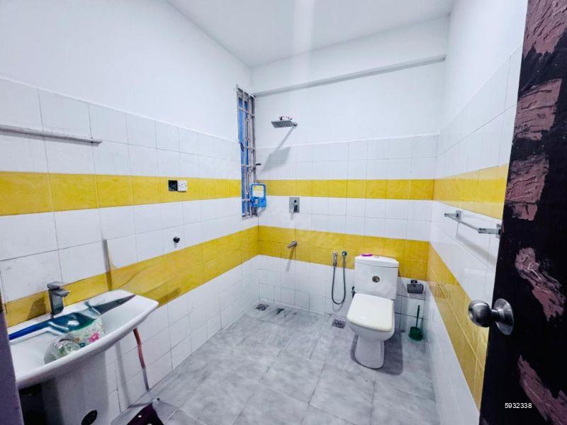 Bathroom - Apartment for sale in Battaramulla
