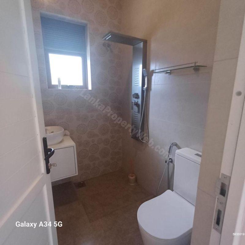 Bathroom - House for rent in Nugegoda