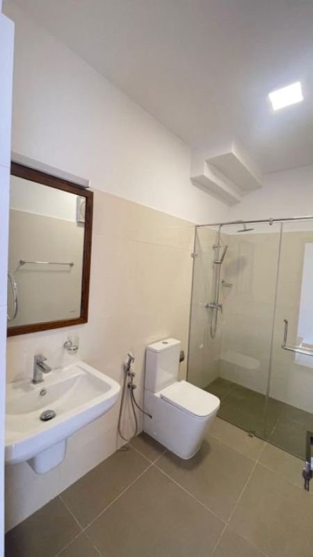 Bathroom - 4 Bedroom house for rent in Battaramulla for 