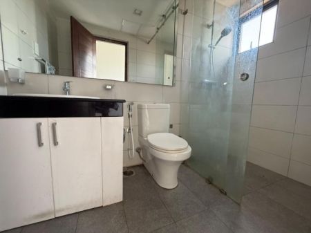 Bathroom - Spacious Apartment for rent in Colombo 5