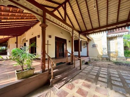 Exterior - Heritage Bungalow for Sale – Moratuwa, Galle Road  – LKR 150 Million (Negotiable) (EM038DV) 