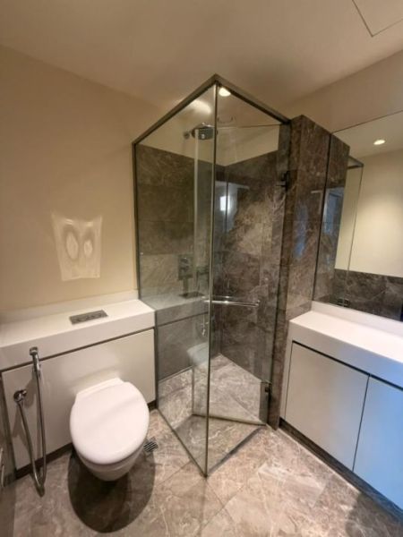 Bathroom - Suits Tower Cinnamon Life - Colombo 02 | 117 Million (EM068VE)