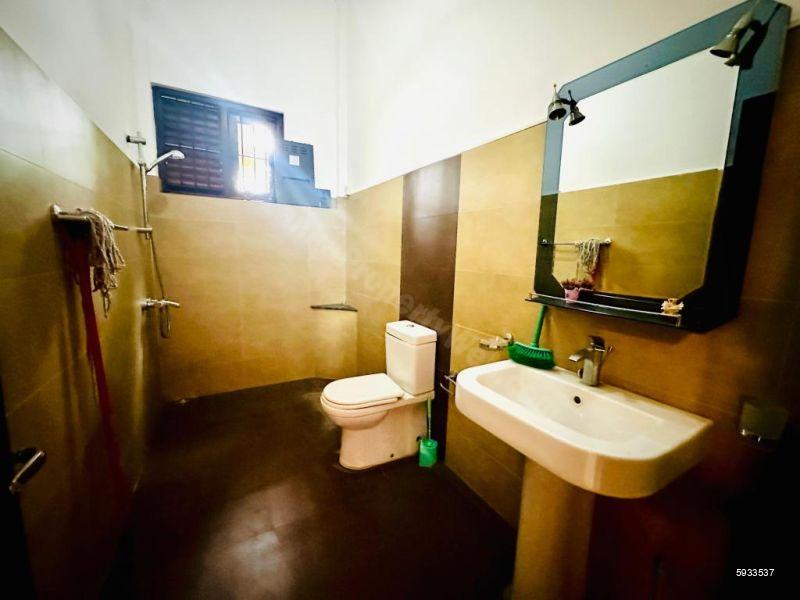 Bathroom - House for rent in Battaramulla