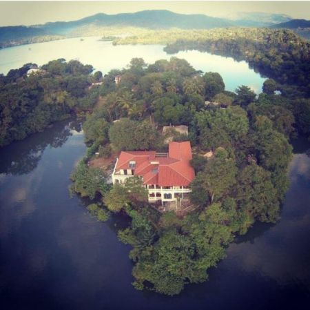 Exterior - Tuscan-Style Lakefront Villa for Sale | Kandy