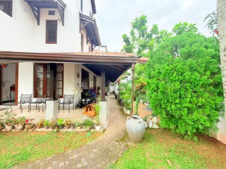 Exterior - Ethul Kotte Prime Location Luxury House For Sale Pita Kotte