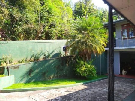 Exterior - 6 bedrooms house with 29 p land in Peradeniya 29.5 million Negotiable 5-6 vehicles can park