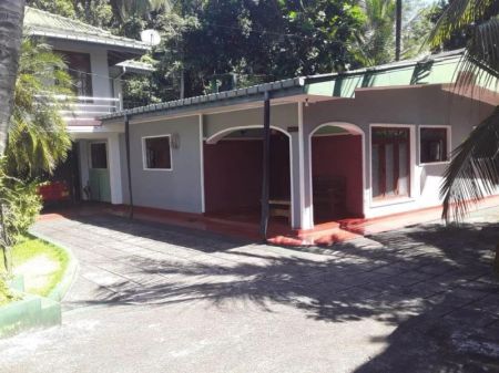 Exterior - 6 bedrooms house with 29 p land in Peradeniya 29.5 million Negotiable 5-6 vehicles can park