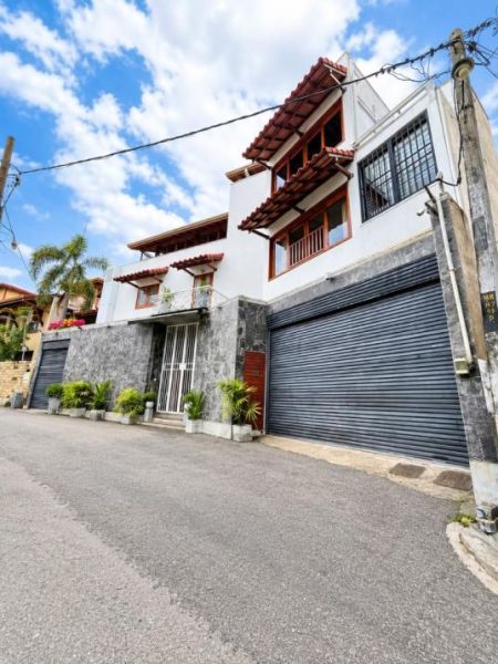 Exterior - 6 Bedroom luxury  House for Sale at Nugegoda | LKR 155 Million (Negotiable) (EM052AC)