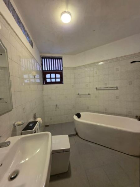 Bathroom - FOR Rent | Colombo 7 | 5-Bedrooms | Luxury House