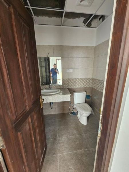 Bathroom - 3BR Apartment For sale in Colombo 5- PDA327